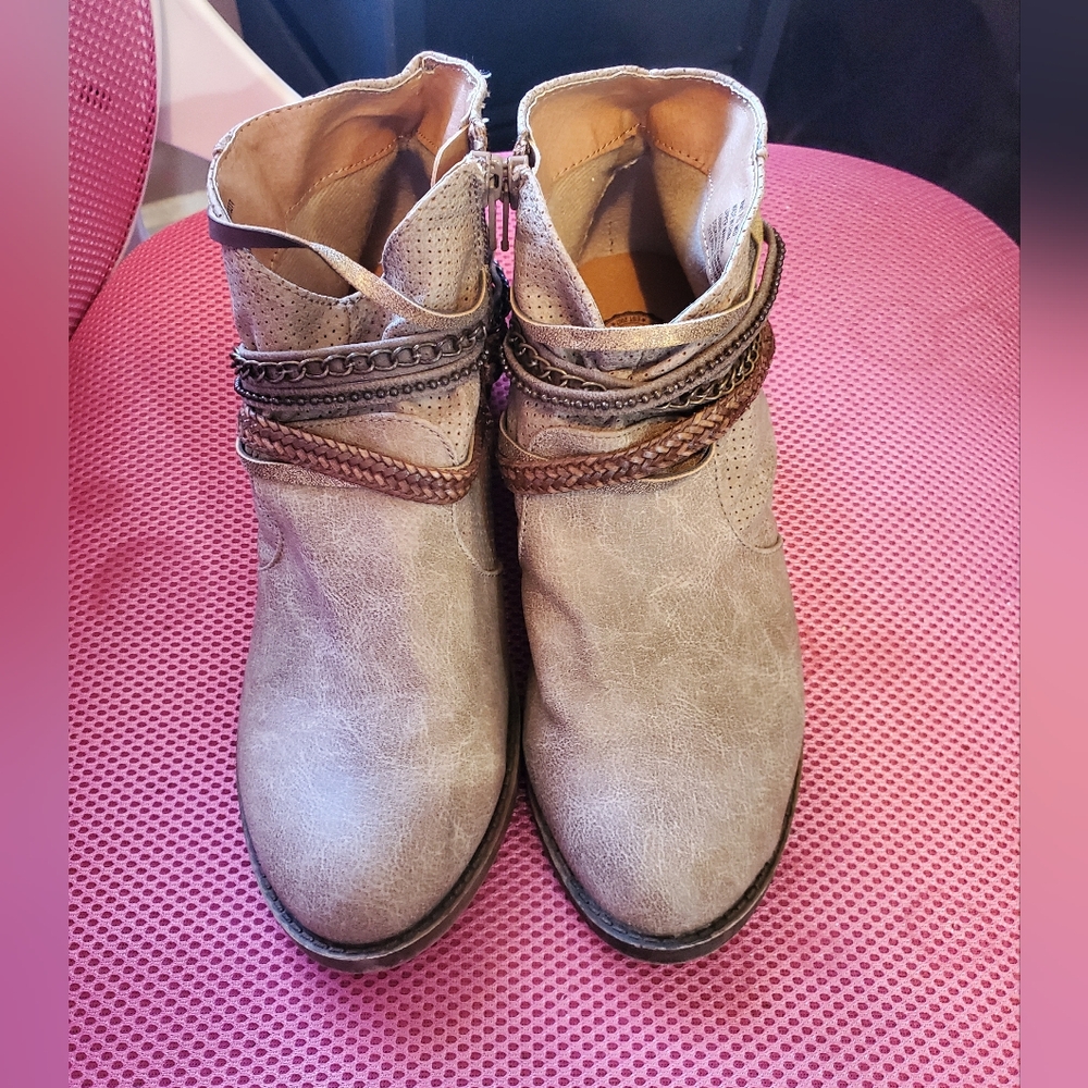 Stylish Women's Tan Ankle Boots 7.5
